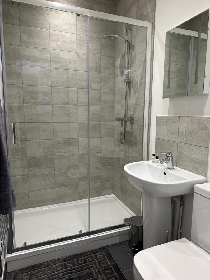Sleek & Stylish Apartment By Dh Aparthotels Питерборо Екстериор снимка